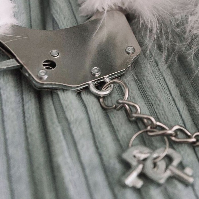 Металеві наручники Adrien Lastic Handcuffs з чорною пухнастою обробкою