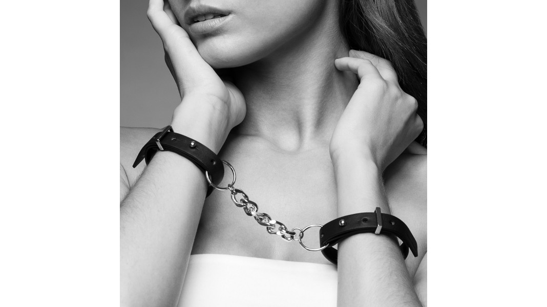 Наручники з еко-шкіри Bijoux Indiscrets Maze – Тонкі Наручники, Чорні