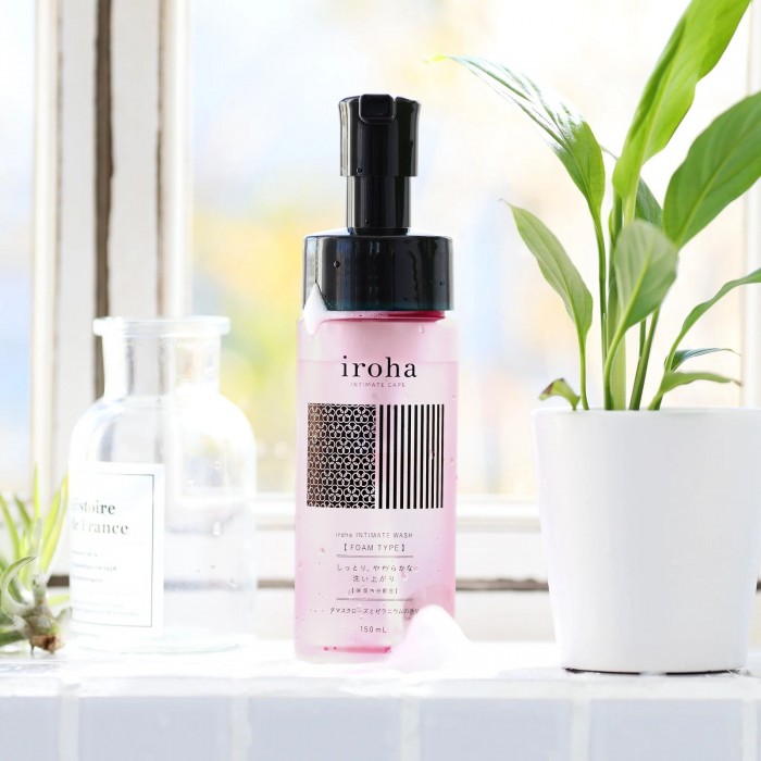 Пена для интимной гигиены Iroha Intimate Wash Foam Type Damask Rose and Geranium, объем 150 мл